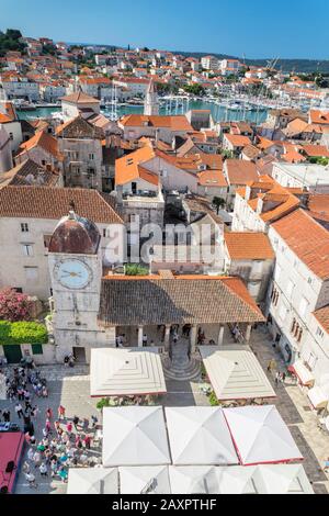 Blick von der St. Laurentiuskathedrale über den Hauptplatz auf den Uhrturm und die Loggia der Stadt, Trogir, UNESCO-Weltkulturerbe, Dalmatien, Kroatien Stockfoto