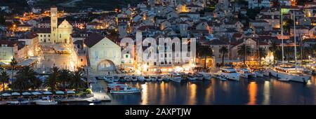 Blick auf den Hafen in der Altstadt von Hvar, Insel Hvar, Dalmatien, Kroatien Stockfoto