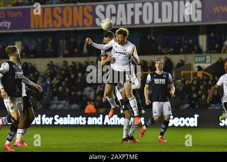 London, ENGLAND - 12. FEBRUAR Murray Wallace von Millwall bestreitet eine Kopfzeile mit Tim Ream of Fulham während des Sky Bet Championship Matches zwischen Millwall und Fulham in Den, London am Mittwoch, 12. Februar 2020. (Kredit: Ivan Yordanov/MI News)Foto darf nur für redaktionelle Zwecke in Zeitungen und/oder Zeitschriften verwendet werden, Lizenz für kommerzielle Nutzung erforderlich Kredit: MI News & Sport /Alamy Live News Stockfoto