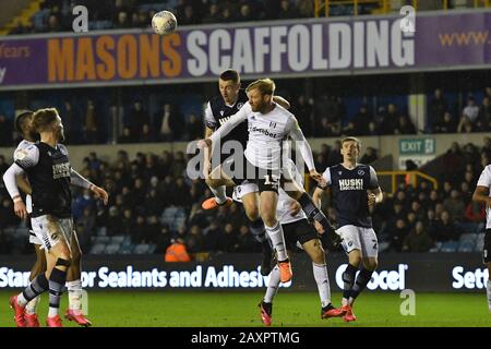 London, ENGLAND - 12. FEBRUAR Murray Wallace von Millwall bestreitet eine Kopfzeile mit Tim Ream of Fulham während des Sky Bet Championship Matches zwischen Millwall und Fulham in Den, London am Mittwoch, 12. Februar 2020. (Kredit: Ivan Yordanov/MI News)Foto darf nur für redaktionelle Zwecke in Zeitungen und/oder Zeitschriften verwendet werden, Lizenz für kommerzielle Nutzung erforderlich Kredit: MI News & Sport /Alamy Live News Stockfoto