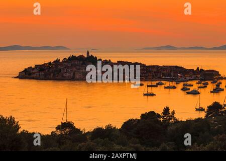 Bei Sonnenuntergang Primosten, kroatische Adriaküste, Dalmatien, Kroatien Stockfoto