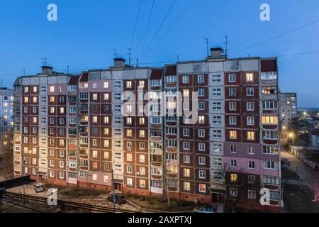 Zhytomyr-Ukraine, Plattenbausiedlung in der Abenddämmerung Stockfoto