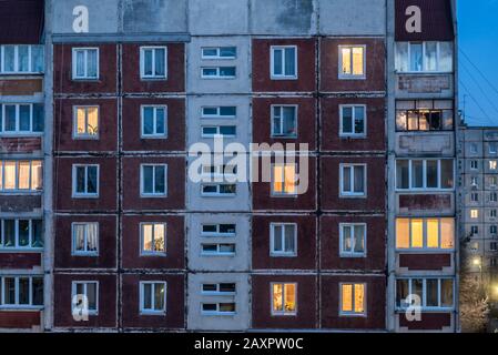 Zhytomyr-Ukraine, Plattenbausiedlung in der Abenddämmerung Stockfoto