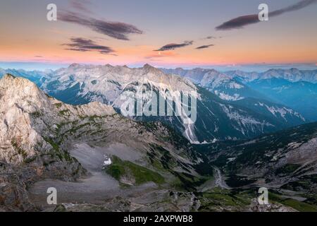 Abendstimmung über die Hinterautal-Vomper-Kette, vom westlichen Karwendel aus gesehen, um die Linderspitze nahe der westlichen Karwendelspitze präzise zu machen. Stockfoto