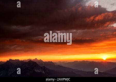 Sonnenuntergang im Werdenfelser Land mit Zugspitze und Wettersteingebirge sowie dramatischen Wolken Stockfoto