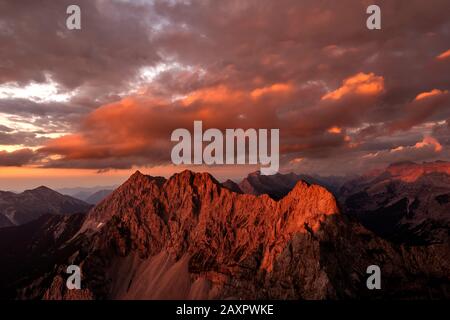 Alpenglow am Wörner im Karwendel in den bayerischen alpen Stockfoto