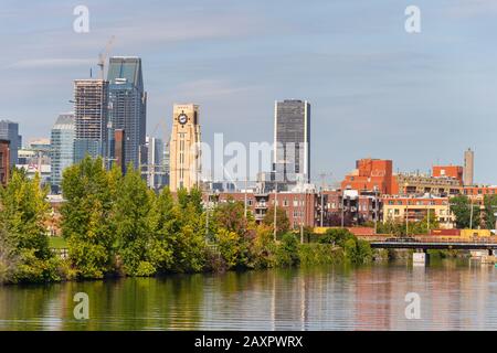 Montreal, CA - 19. september 2019: Atwater Tower und Montreal Skyline vom Lachine Canal. Stockfoto