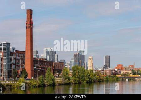 Montreal, CA - 19. september 2019: Atwater Tower und Montreal Skyline vom Lachine Canal. Stockfoto