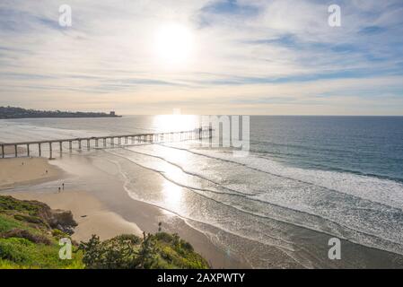 Winterliche Küstenszene mit Blick auf Scripps Pier. La Jolla, CA, USA. Stockfoto