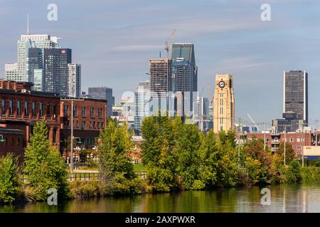 Montreal, CA - 19. september 2019: Atwater Tower und Montreal Skyline vom Lachine Canal. Stockfoto