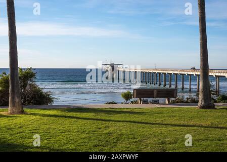 Winterliche Küstenszene mit Blick auf Scripps Pier. La Jolla, CA, USA. Diese Ansicht stammt aus dem Gelände des Scripps Institute Of Oceanography. Stockfoto