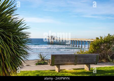 Winterliche Küstenszene mit Blick auf Scripps Pier. La Jolla, CA, USA. Diese Ansicht stammt aus dem Gelände des Scripps Institute Of Oceanography. Stockfoto