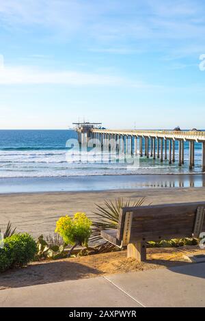 Winterliche Küstenszene mit Blick auf Scripps Pier. La Jolla, CA, USA. Diese Ansicht stammt aus dem Gelände des Scripps Institute Of Oceanography. Stockfoto