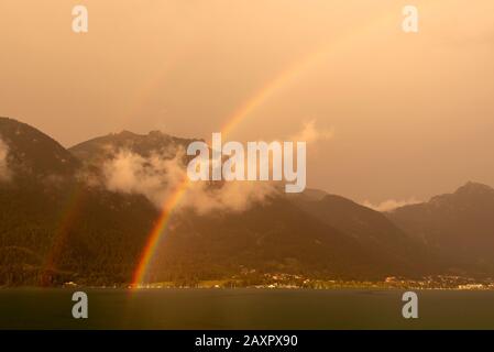 Schlechtes Wetter mit Doppelregenbogen am Achensee in Tyrol Stockfoto