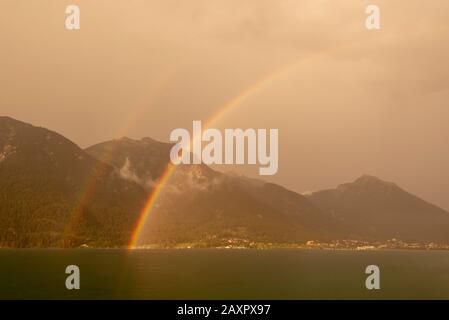 Schlechtes Wetter mit Doppelregenbogen am Achensee in Tyrol Stockfoto