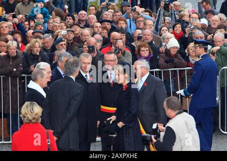 Königin Maria von Belgien (1973-) würdigt die zahlreichen Soldaten, die während des Ersten Weltkriegs am Menin-Tor in Ypern, Belgien, gestorben sind Stockfoto