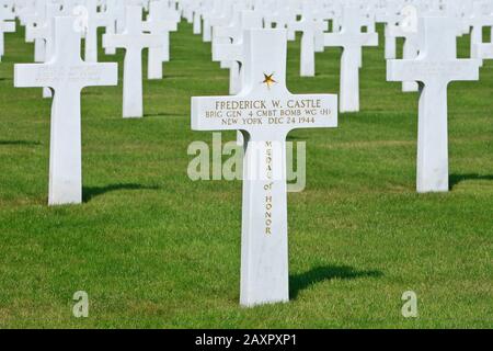 Grab des Brigadier General Frederick W. Castle (1908-1944), Träger der Medal of Honor, auf dem Henri-Chapelle American Cemetery & Memorial in Belgien Stockfoto