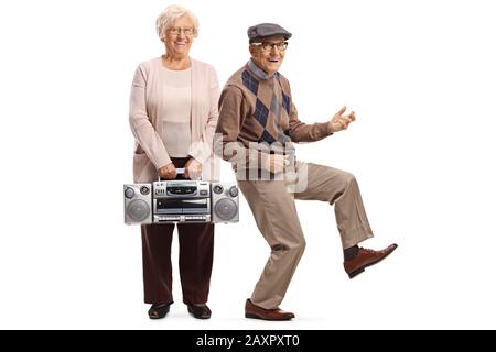 Das Porträt einer älteren Frau, die ein Boombox-Radio hält, und ein älterer Mann, der vorgibt, eine Gitarre zu spielen, die auf weißem Hintergrund isoliert ist Stockfoto