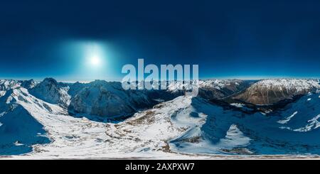 360-Grad-Panoramaantenne mit Blick auf die verschneiten Berge Stockfoto