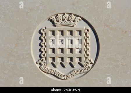 Das Westminster-Emblem der Königin (1860-1961) auf einem Kopfstein aus dem ersten Weltkrieg auf dem Tyne Cot Friedhof in Zonnebeke, Belgien Stockfoto