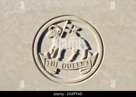 Das Emblem des Queen's Royal Regiment (West Surrey) (1661-1959) auf einem Kopfstein aus dem ersten Weltkrieg auf dem Tyne Cot Cemetery in Zonnebeke, Belgien Stockfoto