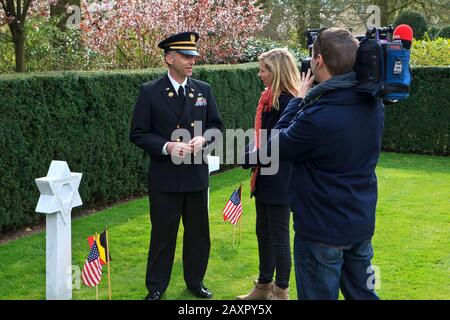 Julie Colpaert vom belgischen TV-Sender VTM interviewt den Hausmeister des Flanders Field American Cemetery des ersten Weltkriegs in Waregem, Belgien Stockfoto