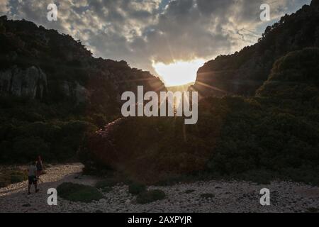 Sonnenuntergang in Cala Fuili bei der Rückkehr vom Strand, Sardinien Stockfoto