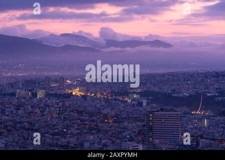 Blick auf nebligen Norden Athens Lycabettus Hügel bei Sonnenaufgang ...