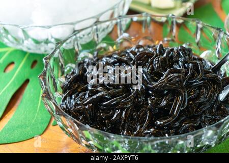 Thailand Schwarzgelee essen in der heißen Sommersaison mit Sirup und Eis zum Dessert. Stockfoto