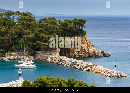Hafen in Skopelos Village auf der Insel Alonissos in Griechenland. Stockfoto
