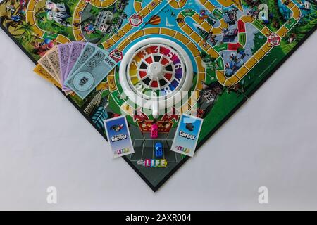 Orlando, FL/USA-2/12/20: Spiel des Lebens von Hasbro mit der Berufswahl, aufs College zu gehen oder nicht. Konzeption von Karriere- und Lebensentscheidungen. Stockfoto