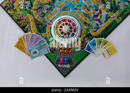 Orlando, FL/USA-2/12/20: Spiel des Lebens von Hasbro mit allen Spielsteinen auf dem Brett. Konzeptleben, Karriere, Hauskauf und Kinderunterführung. Stockfoto