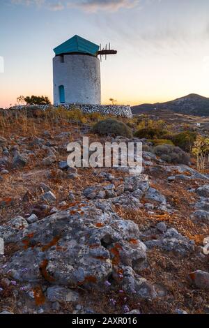 Alte Windmühle in der Nähe von Chora Dorf auf Kimolos Insel in Griechenland. Stockfoto