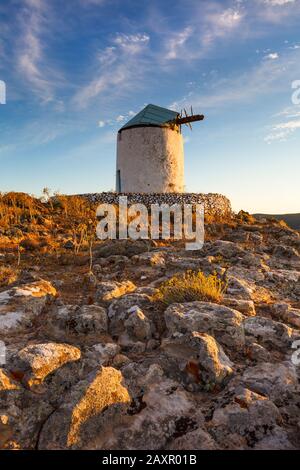 Alte Windmühle in der Nähe von Chora Dorf auf Kimolos Insel in Griechenland. Stockfoto