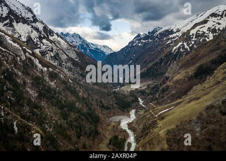 Steile zerklüftete Flusstal Landschaft in den Bergen, Himalaya Nepal Stockfoto