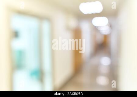 Medizinischer Tropfen auf den Hintergrund des verschwimmen Krankenhauskorridors Stockfoto