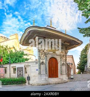 Istamul, Türkei - 07.13.2019. Teppichmuseum in der Nähe des Eingangstors zum Topkapi-Palast in Istanbul, Türkei, an einem trüben Sommertag. Stockfoto