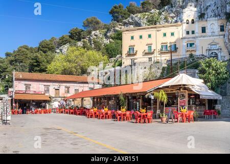 Palermo, Italien - 23. März 2019: Santuario di Santa Rosalia auf dem Monte Pellegrino mit Bars und Restaurants an einem sonnigen Tag in Palermo, Sizilien. Stockfoto