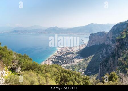 Panoramablick auf das Meer mit Stadtbild von der Statue von Santa Rosalia auf dem Monte Pellegrino an einem schönen sonnigen Tag in Palermo, Sizilien. Stockfoto