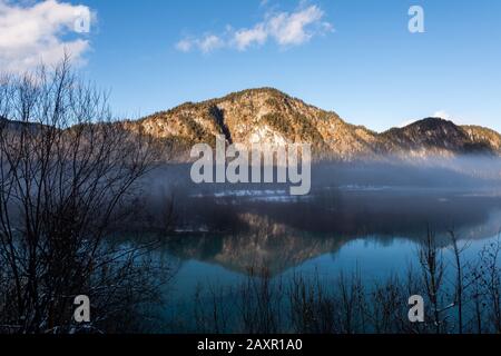 Mistige Stimmung mit blauem Himmel am Isar-Zufluss des aufschlagenden Silvenstein-Staudampels Stockfoto