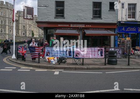 Warten auf die Geburt des Erstgeborenen des Dukes and Duchess of Sussex mit einem blauen Banner für den Fall, dass es sich um einen Jungen und einen rosafarbenen für ein Mädchen In Windsor handelte. Stockfoto