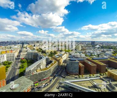 Panorama-Luftdrone-Blick auf die Berliner Stadt, Deutschland. Blick auf die Berliner Innenstadt vom Wolkenkratzer am Potsdamer Platz Stockfoto