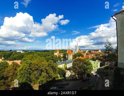 Luftbild der Altstadt von Tallinn (Vanalinn), Estland. Der klassische, ikonische Blick auf das Historische Zentrum von Tallinn. Stadtmauer von Tallinn und Kirche St. Olaf Stockfoto