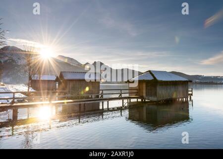 Abendsonne auf den Fischerhütten am Kochelsee im bayerischen Voralpen Stockfoto