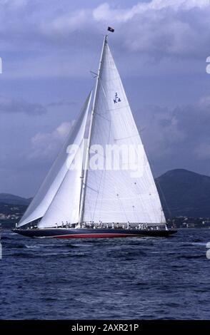 ENDEAVOUR YACHT J-CLASS 1932 VON CAMPER & NICHOLSONS FÜR THOMAS SOPWITH FÜR AMERICA'S CUP RACE - HIER SEGELN IN ST TROPEZ BAY FRANCE WÄHREND LA NIOULARGUE 1992 HEUTE "LES VOILES DE ST TROPEZ" GENANNT - KLASSISCHE YACHT - KLASSISCHE REGATTA - FARBTRUTSCHE © FRÉDÉRIC BEAUMONT Stockfoto