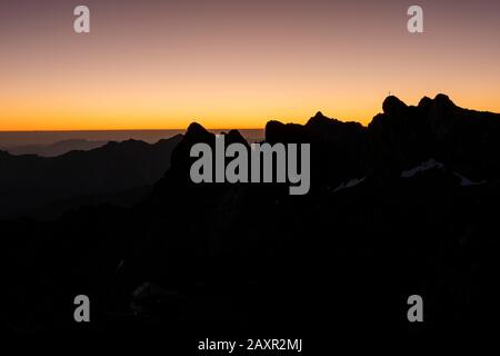 Kurz vor Sonnenaufgang an der westlichen Karwendelspitze Stockfoto