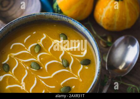 Schüssel mit Winter-Squash-Suppe. Stockfoto