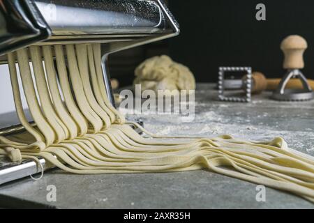 Frische handgerollte fettuccine Pasta. Stockfoto