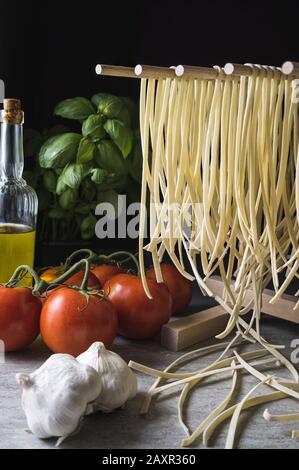 Frische Nudeln, die auf einem Holzregal trocknen Stockfoto