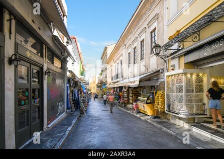 Händler und Arbeiter eröffnen ihre Ladengeschäfte am frühen Morgen vor den Touristenmassen im Raum Plaka in Athen, Griechenland. Stockfoto